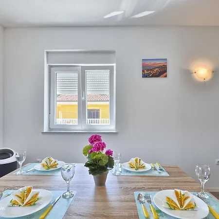 Alexandria Apartment *