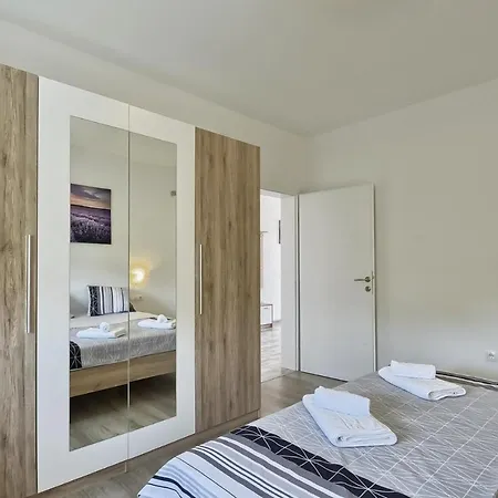 Alexandria Apartment *