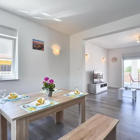 Alexandria Apartment *