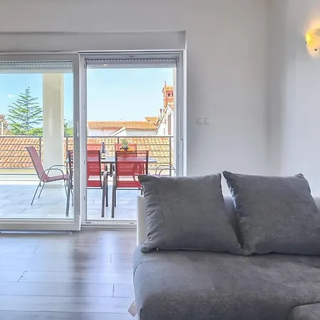 Alexandria Apartment *