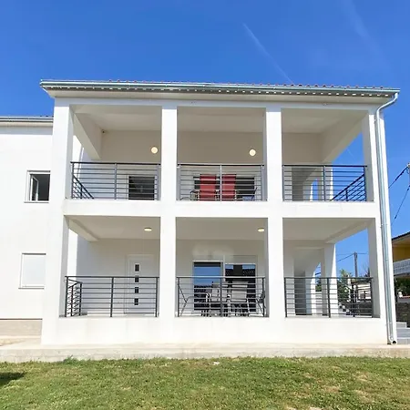 Alexandria Apartment *